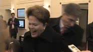 Imagem Barra cai e atinge Dilma no pé durante entrevista