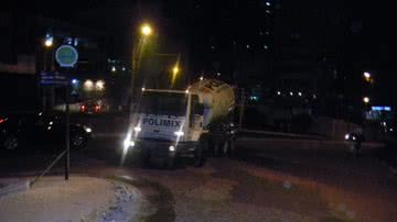 Imagem Leitor flagra caminhão da Polimix na contramão