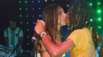 Imagem Nicole Bahls se empolga e dá selinho em cantor de pagode