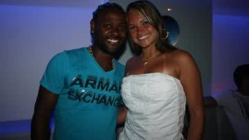 Imagem Vagner Love cai no pagode com a namorada