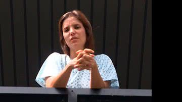 Imagem Ivete tranquiliza fãs ao aparecer na sacada do hospital