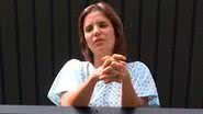 Imagem Ivete tranquiliza fãs ao aparecer na sacada do hospital