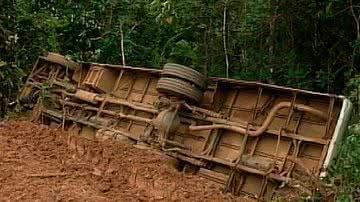Imagem Ônibus tomba e deixa 12 pessoas feridas no sul da Bahia