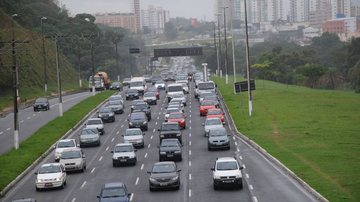 Imagem  Trânsito: sem semáforos, mas com chuva e buracos