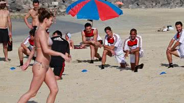 Imagem Robinho "seca" mulher de biquíni durante treino na praia