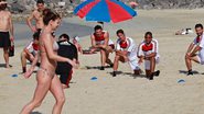 Imagem Robinho &quot;seca&quot; mulher de biquíni durante treino na praia