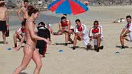 Imagem Robinho "seca" mulher de biquíni durante treino na praia