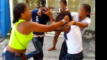 Imagem Estudantes protagonizam cena de guerra em Eunápolis