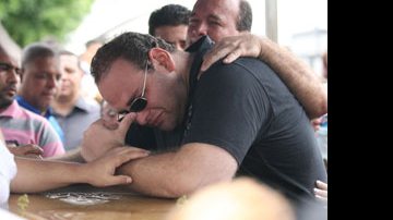 Imagem Duas vítimas do desabamento no Rio são enterradas