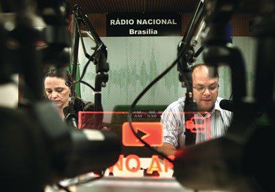 Imagem  AGU impede emissora de suspender transmissão da Voz do Brasil