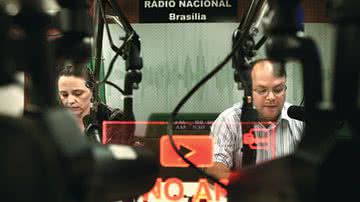 Imagem  AGU impede emissora de suspender transmissão da Voz do Brasil