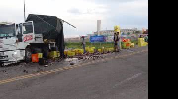 Imagem Caminhão da Schin tomba em Feira de Santana e carga é saqueada