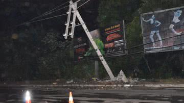 Imagem Ônibus desgovernado derruba poste e fere cinco em Itapuã