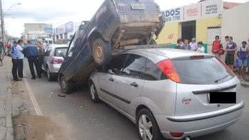 Imagem Batida envolve três carros em Vitória da Conquista