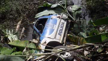 Imagem Carro de polícia capota após colisão no interior