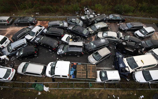 Imagem Colisão envolvendo 52 carros deixa 3 mortos e 35 feridos