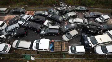Imagem Colisão envolvendo 52 carros deixa 3 mortos e 35 feridos