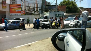Imagem Lauro de Freitas: acidente entre dois carros deixa feridos