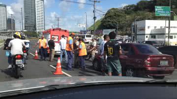 Imagem Motociclista e carona ficam feridos em acidente na Paralela