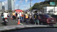 Imagem Motociclista e carona ficam feridos em acidente na Paralela