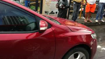 Imagem Acidente entre carro e moto  na avenida Tancredo Neves