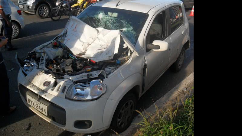 Imagem Grave acidente: carro é impressado entre ônibus e microônibus na Tancredo Neves