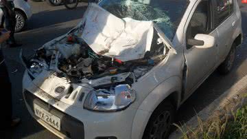 Imagem Grave acidente: carro é impressado entre ônibus e microônibus na Tancredo Neves