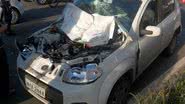 Imagem Grave acidente: carro é impressado entre ônibus e microônibus na Tancredo Neves