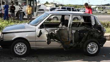 Imagem Após batida, motoristas saem do carro e são atropelados por um caminhão