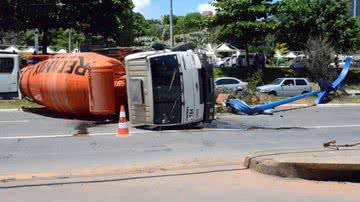 Imagem Caminhão carregado de cimento bate em poste
