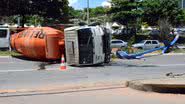 Imagem Caminhão carregado de cimento bate em poste