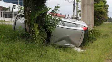 Imagem Carro capota na Avenida Paralela