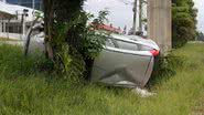 Imagem Carro capota na Avenida Paralela