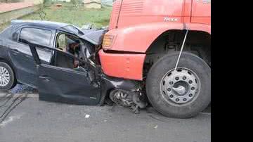 Imagem Duas pessoas morrem em grave acidente na BR-101
