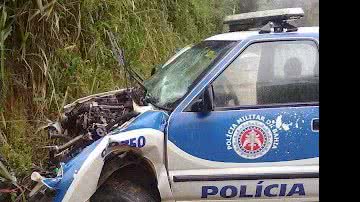 Imagem Oito carros ficam destruídos durante acidente envolvendo carro da PM