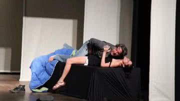 Imagem Alexandre Borges aparece de cueca e simula sexo em espetáculo teatral