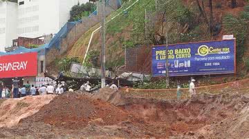 Imagem Árvore cai sobre carro na Vasco da Gama