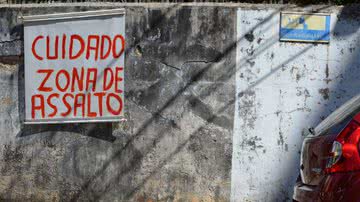 Imagem Placa alerta moradores da Pituba