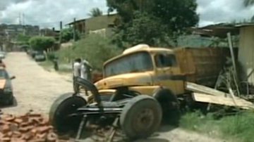 Imagem Caminhão desgovernado bate em carro e invade casa em Itabuna