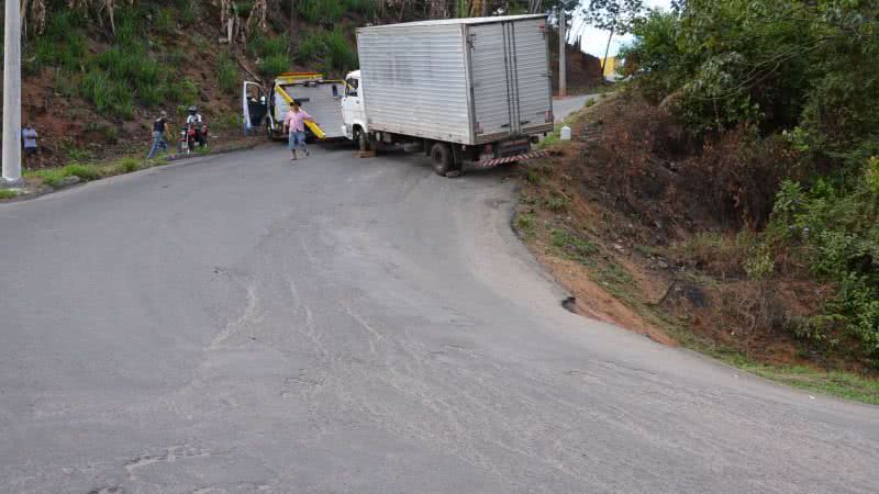 Imagem Caminhão baú fica pendurado na ladeira de Cajazeiras VIII