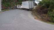 Imagem Caminhão baú fica pendurado na ladeira de Cajazeiras VIII