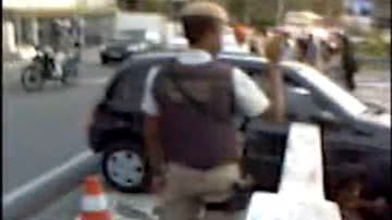 Imagem Carro bate e fica pendurado na balaustrada do Yacht Club