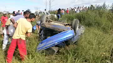 Imagem  Dois jovens morrem após carro capotar em BA