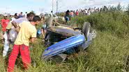Imagem  Dois jovens morrem após carro capotar em BA