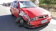 Imagem  Carro capota e cai em vala da Avenida ACM
