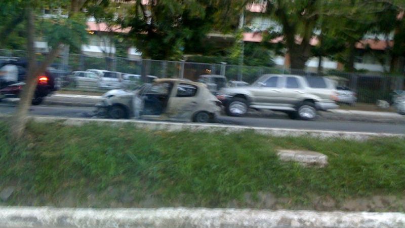 Imagem Carro pega fogo após colisão no Vale do Canela