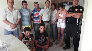 Imagem  Polícia prende pai, mãe e filha por tráfico de drogas em Capim Grosso