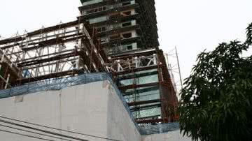 Imagem Operários ficam presos em equipamento a mais de 20m de altura