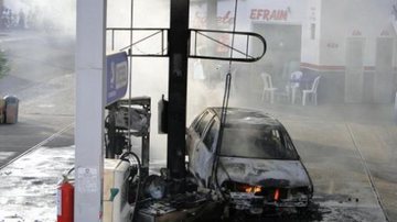 Imagem Carro explode ao colidir com posto de gasolina 