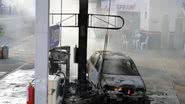 Imagem Carro explode ao colidir com posto de gasolina 